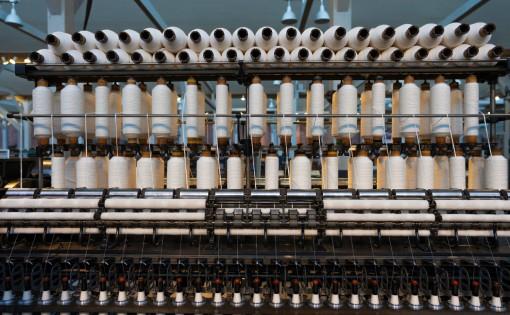 High speed drafting of textile material with high draft ratio and its impact on cots and aprons at r